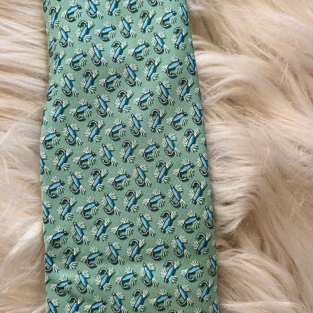 Vineyard Vines fish bait 100% silk tie